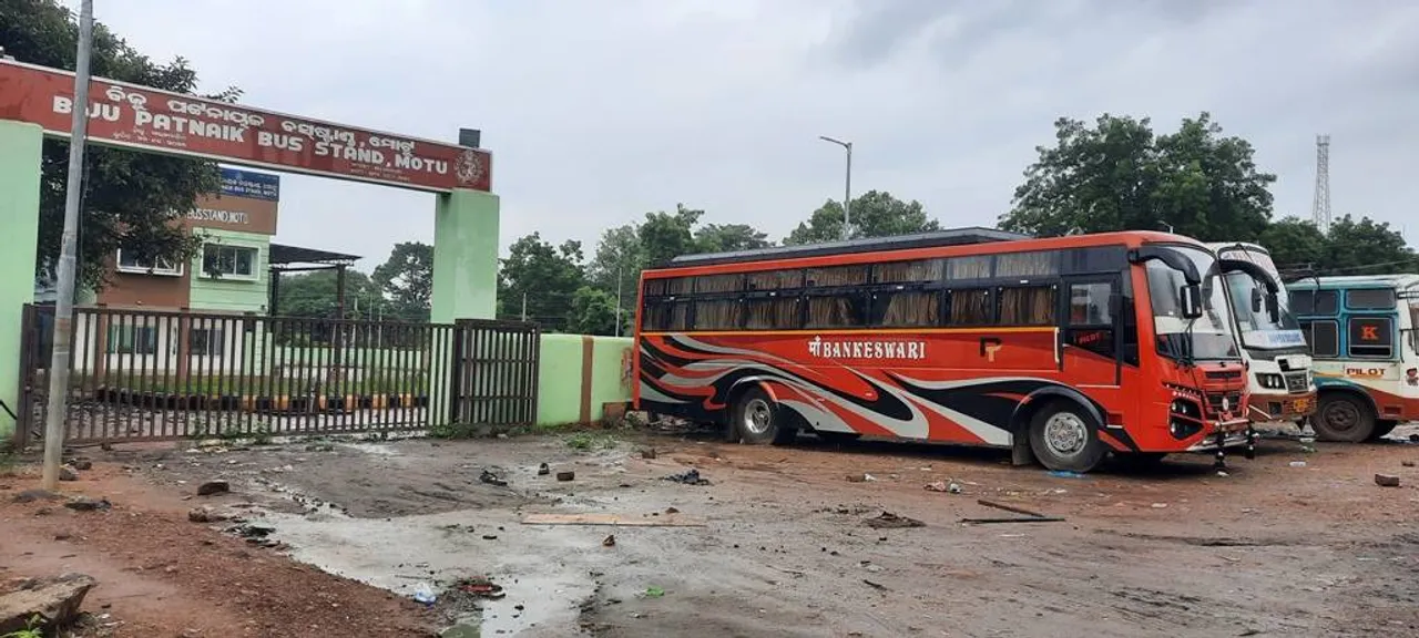  ସୀମାନ୍ତ ମୋଟୁ ବସଷ୍ଟାଣ୍ଡ ଅନ୍ତଃରାଜ୍ୟ ଯାତ୍ରୀ ପାଇଁ କେବେ ଖୋଲିବ? ଉଦଘାଟନ ହୋଇ ବର୍ଷେ ପୁରିବାକୁ ବସିଲାଣି