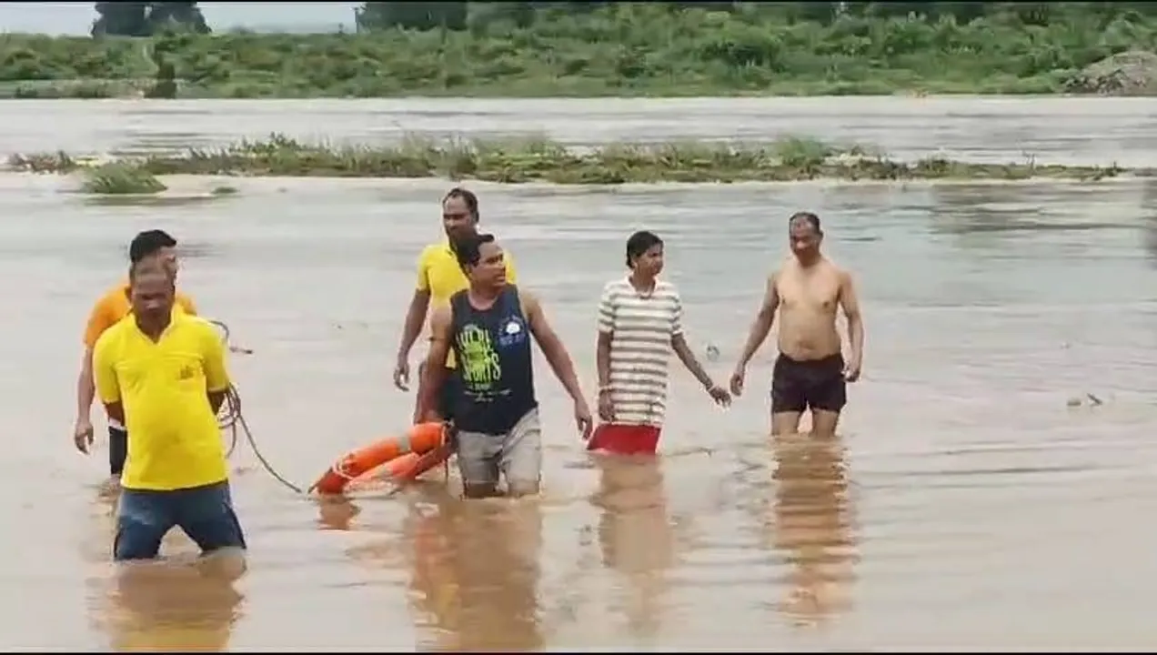  ଉଦନ୍ତୀ ନଦୀରେ ଗାଧୋଇବାକୁ ଯାଇ ଭାସିଯାଉଥିଲେ ମହିଳା, ଦମକଳ ବାହିନୀଙ୍କ ଦ୍ବାରା ଉଦ୍ଧାର