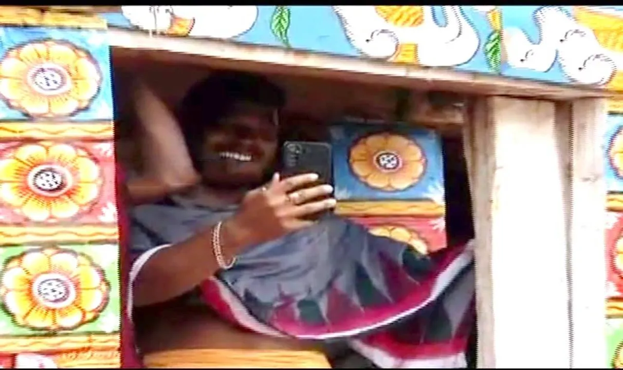  ବାହୁଡ଼ାଯାତ୍ରା ସମୟରେ ରଥ ଉପରେ ମୋବାଇଲ ବ୍ୟବହାର ନେଇ ପୁଣି ଏକ ମାମଲା ରୁଜୁ