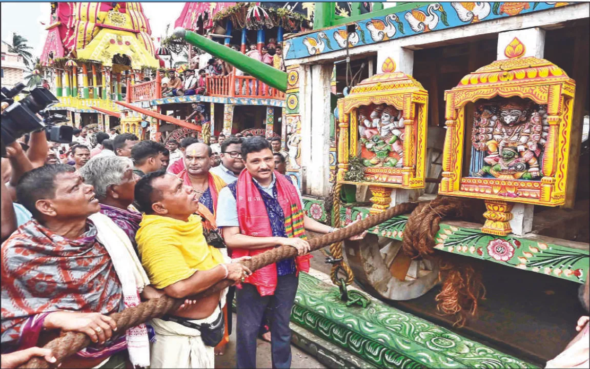  କଡ଼ା ଆଭିମୁଖ୍ୟ ଗ୍ରହଣ କଲେ ନୂଆ ମୁଖ୍ୟ ପ୍ରଶାସକ: ରଥ ଉପରକୁ ମୋବାଇଲ୍‌ ମନା