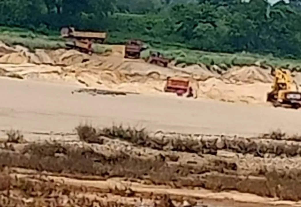  ସୁପ୍ରିମକୋର୍ଟ ନିର୍ଦ୍ଦେଶକୁ ଫୁ; ଦିନରେ ନଦୀରୁ ଉଠାଚାଲିଛି ବାଲି