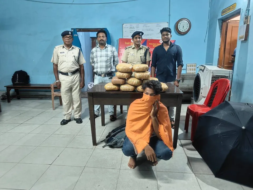  ଟ୍ରେନ୍‌ରେ ଗଞ୍ଜେଇ ଚୋରାଚାଲାଣ, ବିହାରି ଯୁବକ ଗିରଫ