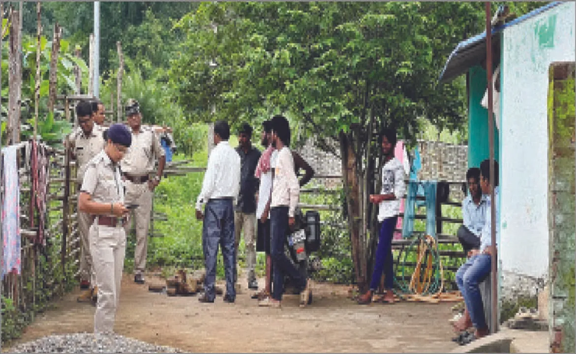  ଶୂନ୍ୟରୁ ଖସୁଛି ପଥର, ଔଷଧ ପୁଡ଼ିଆ: ଦୃଶ୍ୟ ଦେଖି ପୁଲିସ ତାଟକା