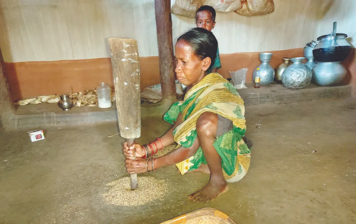  ଆରମ୍ଭରୁ ନଗଡ଼ା ଧାନକଳ ଅଚଳ: ହାତରେ ଧାନ କୁଟୁଛନ୍ତି ମହିଳା