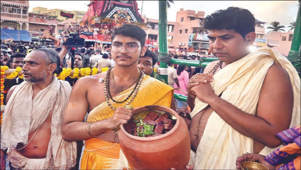  ୩ ଠାକୁରଙ୍କୁ ହେଲା ପୋଡ଼ପିଠା ସମର୍ପଣ