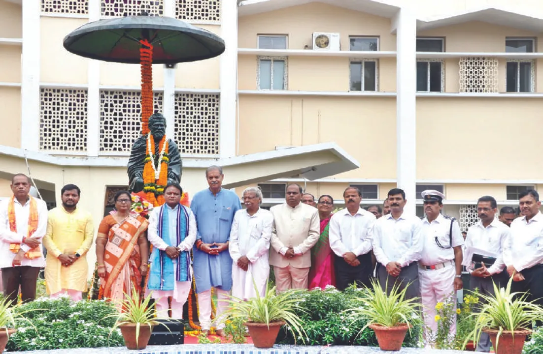  ବିଧାନସଭା ପରିସରରେ ଉତ୍କଳମଣିଙ୍କୁ ଶ୍ରଦ୍ଧାଞ୍ଜଳି ଦେଲେ ମୁଖ୍ୟମନ୍ତ୍ରୀ: ‘ଏକ୍‌ ପେଡ୍ ମା’ କେ ନାମ୍’ ଅଭିଯାନରେ ବୃକ୍ଷରୋପଣ
