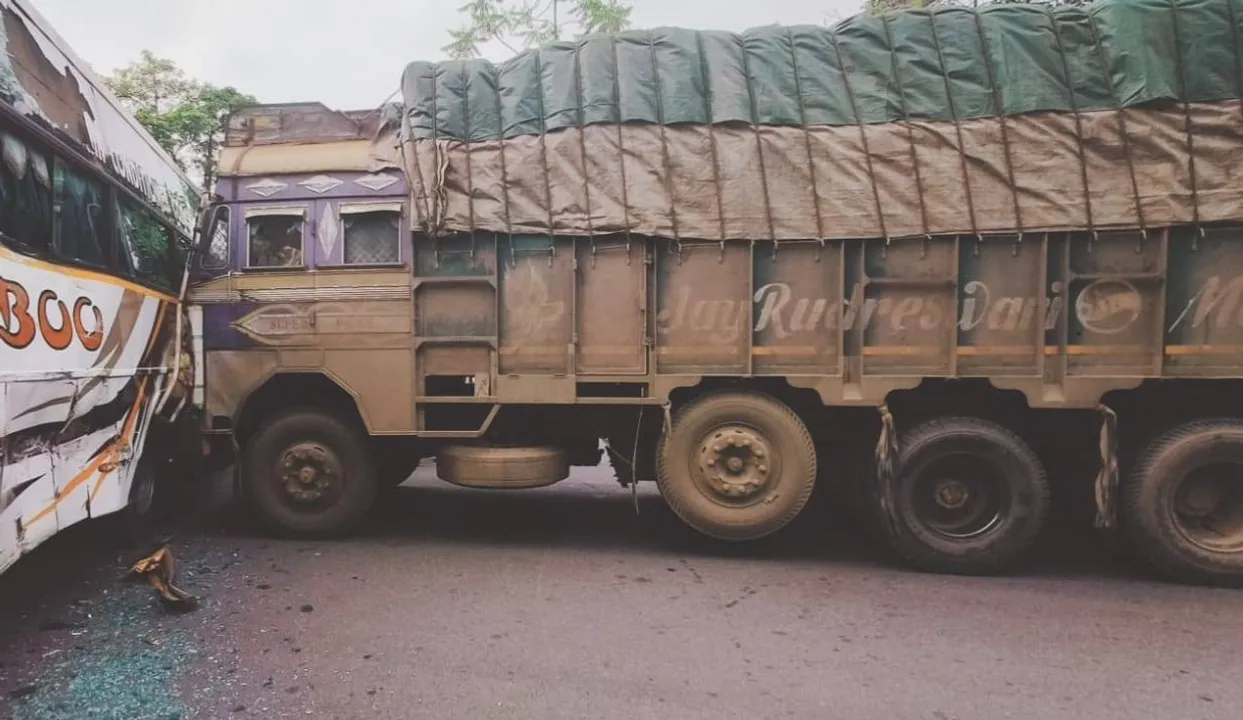  ବସକୁ ଧକ୍କା ଦେଲା ଟ୍ରକ୍, ୫ ଯାତ୍ରୀ ଆହତ
