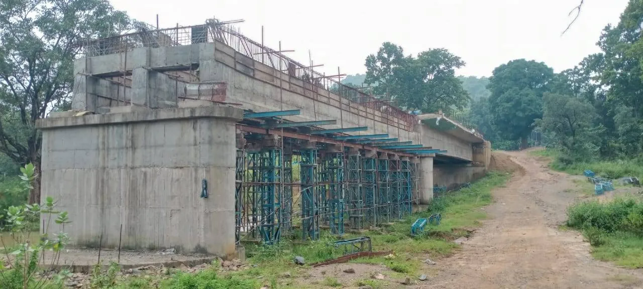  ପୋଲ ନିର୍ମାଣ ଅସମ୍ପୂର୍ଣ, ପଥଚାରୀ ହନ୍ତସନ୍ତ: ବର୍ଷାଋତୁରେ ବାହ୍ୟ ଜଗତରୁ ବିଚ୍ଛିନ୍ନ ହେଉଛନ୍ତି ଗ୍ରାମବାସୀ