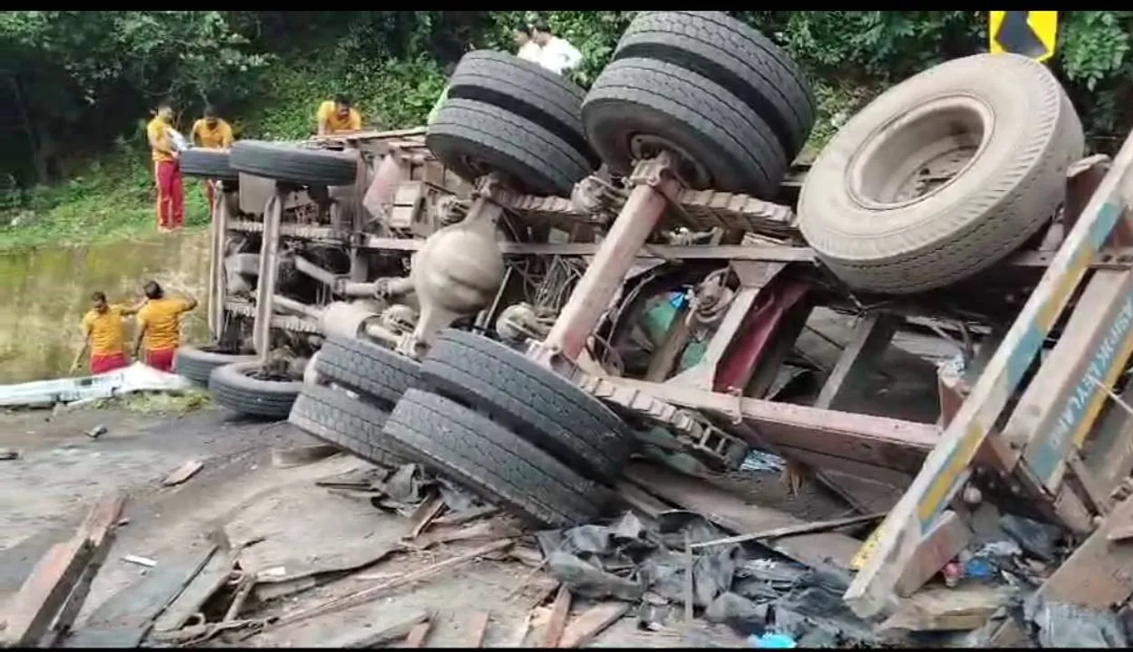  କଳିଙ୍ଗାଘାଟିରେ ଲୁହାଚଦର ବୋଝେଇ ଟ୍ରକ୍‌ ଦୁର୍ଘଟଣାଗ୍ରସ୍ତ: ହେଲ୍‌ପର ମୃତ, ଚାଳକ ଗୁରୁତର