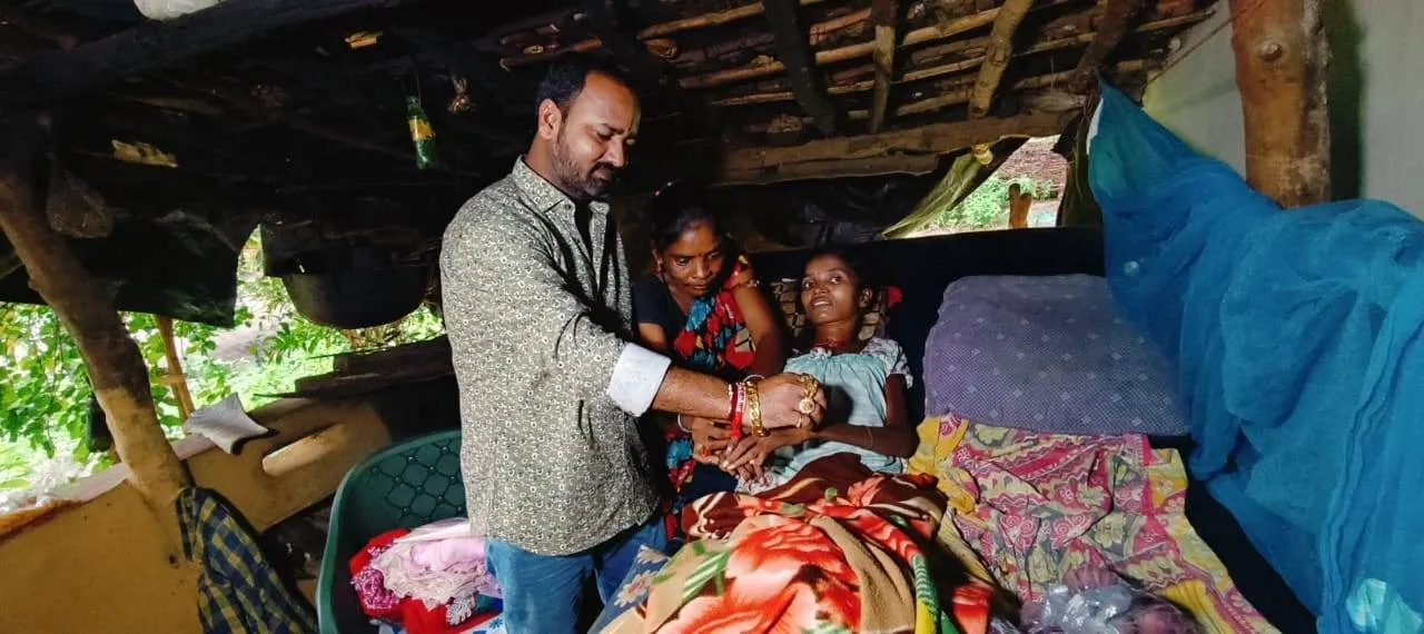  ବିନୋଦଙ୍କ ବଦାନ୍ୟତା: ରକ୍ଷାବନ୍ଧନରେ ଶଯ୍ୟାଶାୟୀ ବୃନ୍ଦାଙ୍କ ହାତରୁ ରାଖୀ ବାନ୍ଧିଲେ, ସହୟତାର ହାତ ବଢାଇଲେ