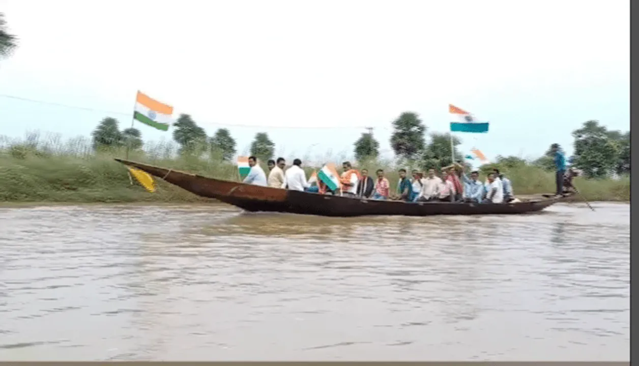  ସ୍ବାଧୀନତା ଦିବସରେ ତ୍ରିରଙ୍ଗା ଯାତ୍ରା: ଦୟା ନଦୀରେ ଉଡ଼ିଲା ଜାତୀୟ ପତାକା, ଯୋଗଦେଲେ ବିଧାୟକ