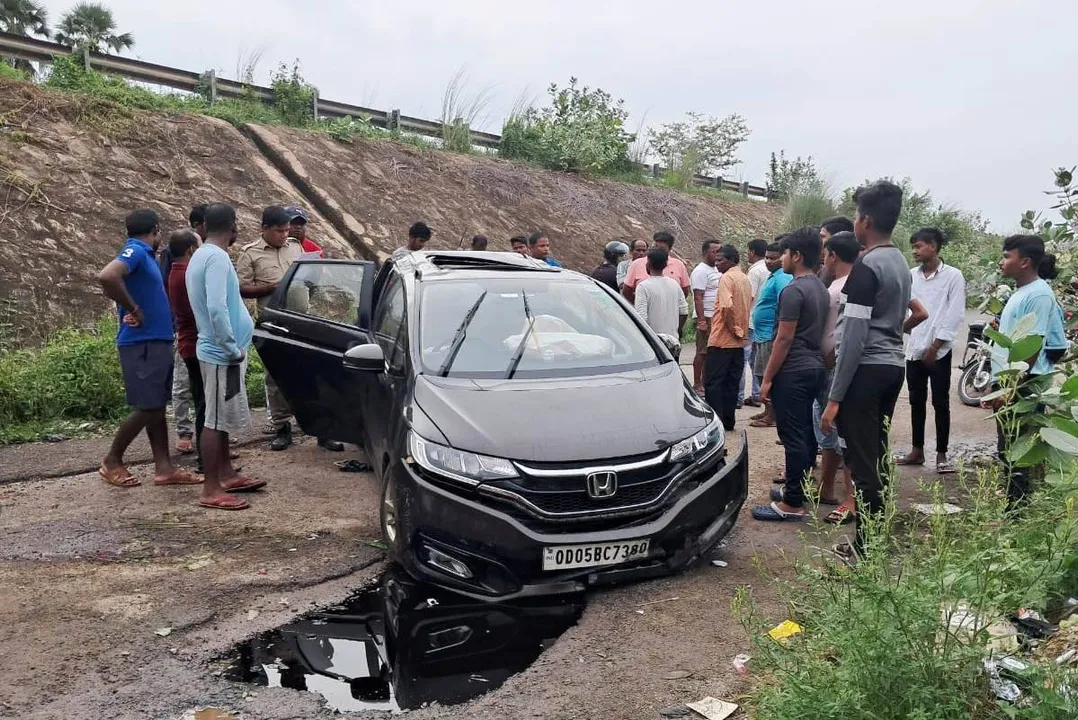  ୫୦ ଫୁଟ୍ ତଳକୁ ଖସିଲା କାର୍‌ : ଅଳ୍ପକେ ବର୍ତ୍ତିଲେ ମହିଳା ଡାକ୍ତର