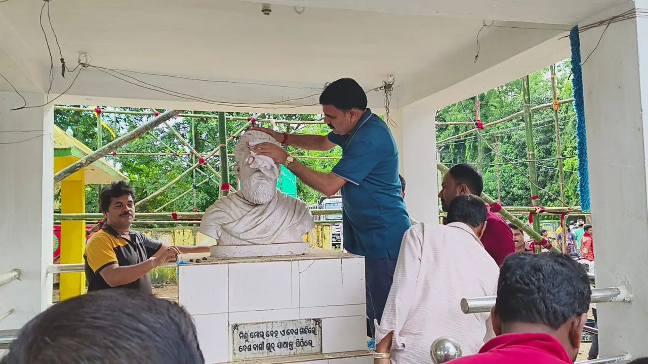  ମହାପୁରୁଷଙ୍କ ପ୍ରତିମୂର୍ତ୍ତି ସଫା କଲେ ବିଦ୍ୟାଳୟ ଓ ଗଣଶିକ୍ଷା ମନ୍ତ୍ରୀ ନିତ୍ୟାନନ୍ଦ ଗଣ୍ଡ
