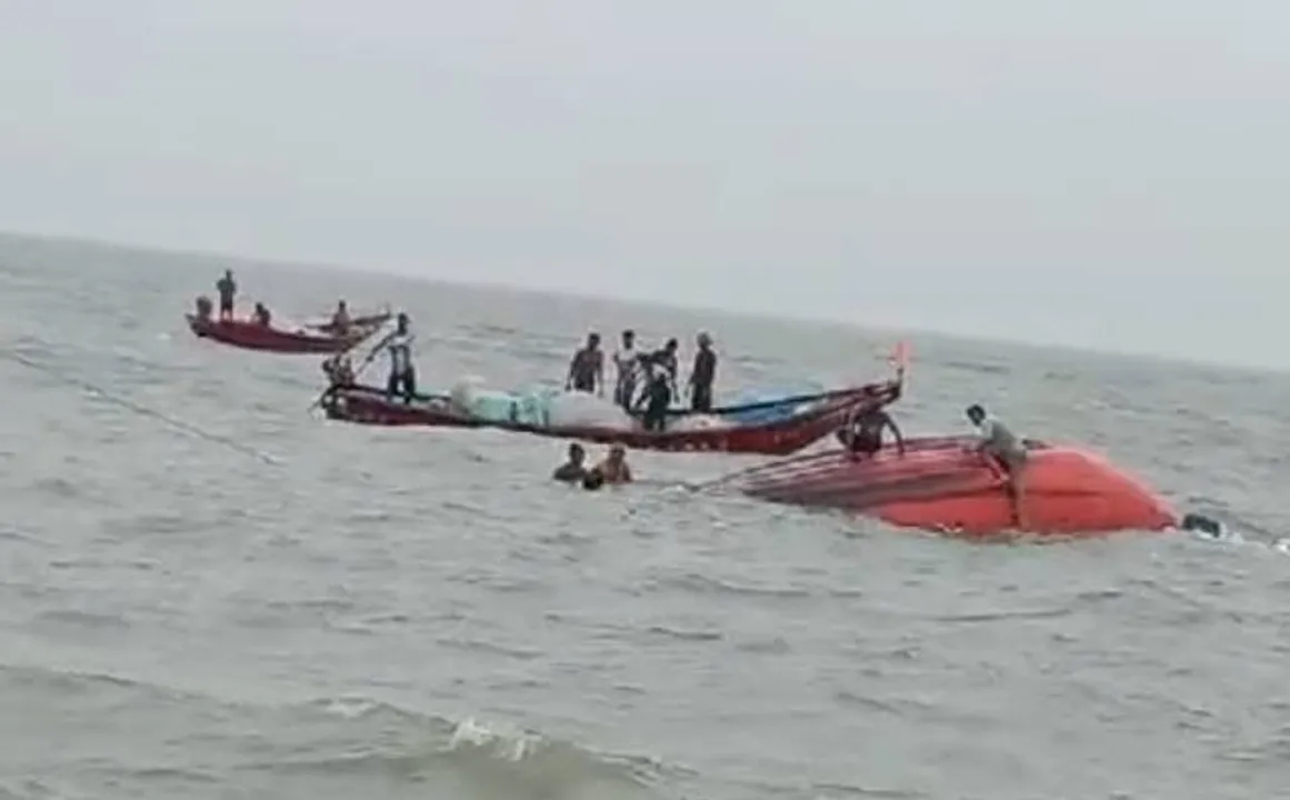  ମାଛ ଧରିବା ସମୟରେ ମଝି ସମୁଦ୍ରରେ ଓଲଟିଲା ଦେଶୀ ଡଙ୍ଗା: ୧୨ ଜଣ ମତ୍ସ୍ୟଜୀବୀ ସୁରକ୍ଷିତ ଉଦ୍ଧାର