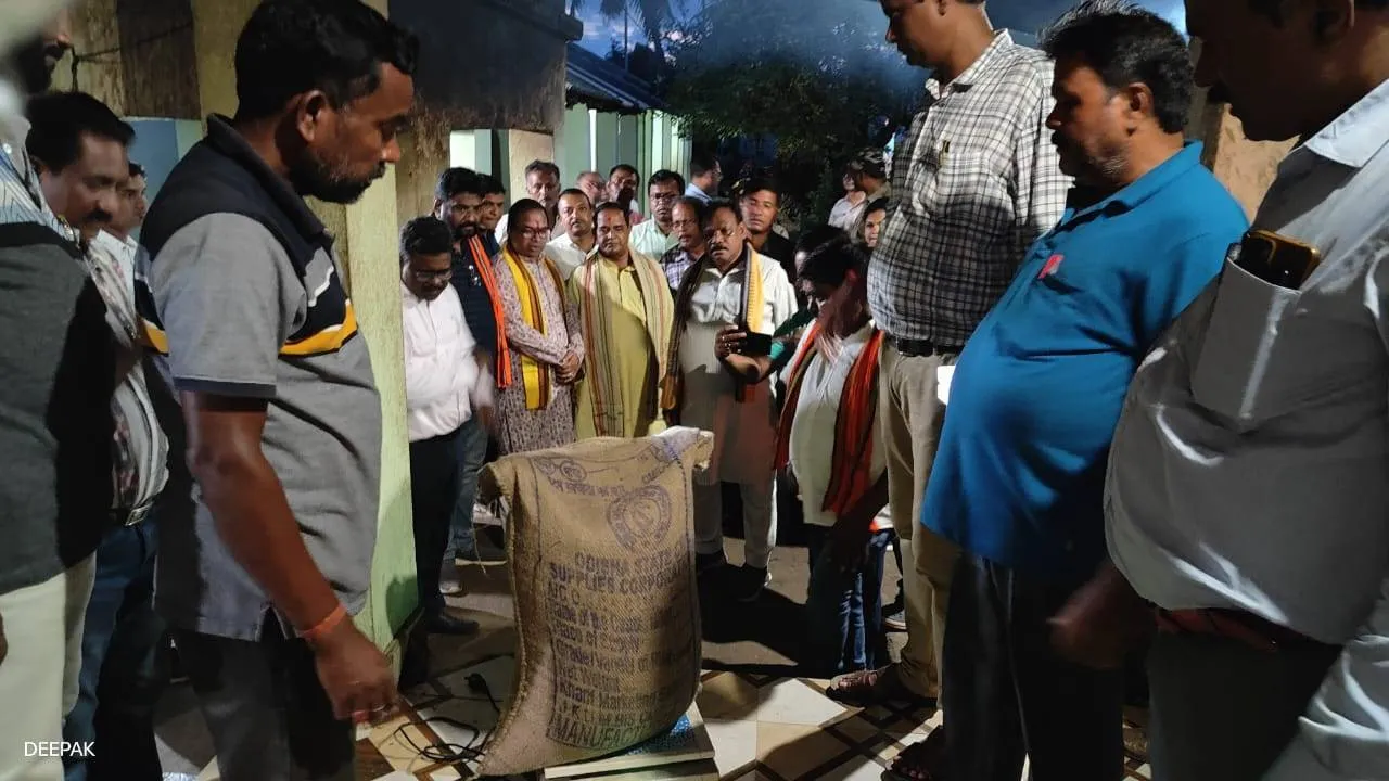  ଚାଉଳ ଦୁର୍ନୀତି ମାମଲାରେ ବେତନଟୀ ବ୍ଲକର ୨ ଅଧିକାରୀ ନିଲମ୍ବିତ
