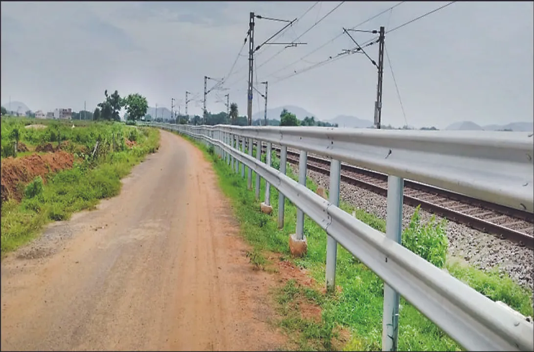 ନିରାପଦ ଟ୍ରେନ୍‌ ଚଳାଚଳ ପାଇଁ ପଦକ୍ଷେପ: ଭୁବନେଶ୍ବର, ପଲାସାରେ ସୁରକ୍ଷା ବାଡ଼