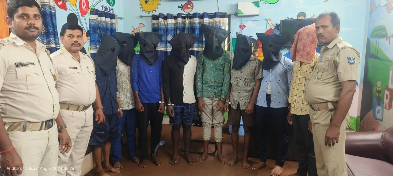  ୮ ଡକାୟତ ଗିରଫ: ଦୁଇ ବାଇକ୍‌ ସହ ମାରଣାସ୍ତ୍ର ଜବତ