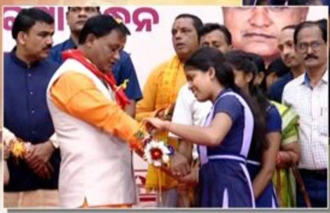  ରାଜ୍ୟ ଅତିଥି ଭବନରେ ରକ୍ଷାବନ୍ଧନ: ମୁଖ୍ୟମନ୍ତ୍ରୀ ମୋହନ ମାଝୀଙ୍କୁ ରାକ୍ଷୀ ବାନ୍ଧିଲେ ଛାତ୍ରୀ