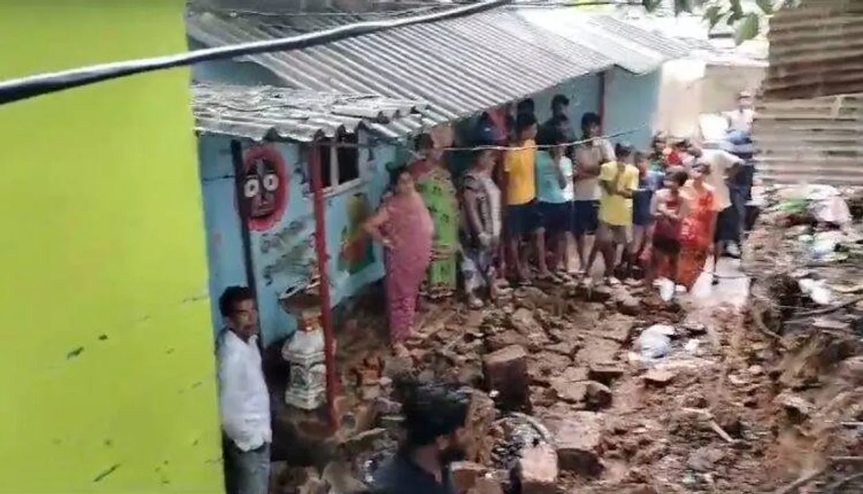 ଭୁଶୁଡ଼ି ପଡ଼ିଲା ସ୍କୁଲ କାନ୍ଥ: ଅଳ୍ପକେ ବର୍ତ୍ତିଗଲା ଅନେକ ଜୀବନ