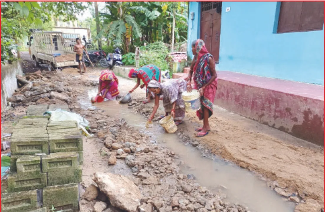  ପ୍ରଶାସନ ଶୁଣିଲାନି: ରାସ୍ତା ମରାମତି କଲେ ଗ୍ରାମବାସୀ