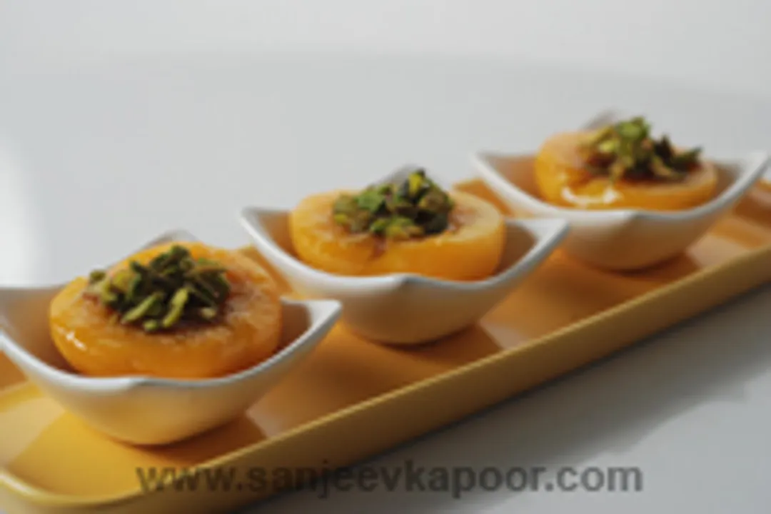 पिस्ता स्टफ्ड पीचेस