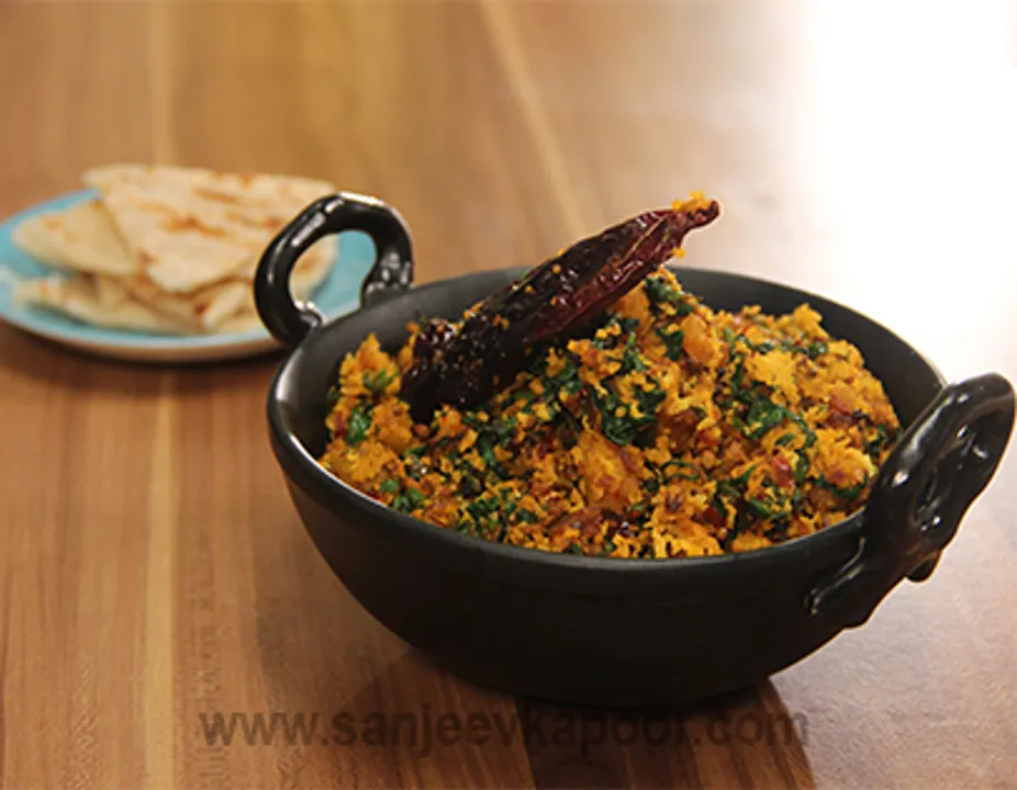 रेड पम्पकिन और पालक सब्ज़ी 