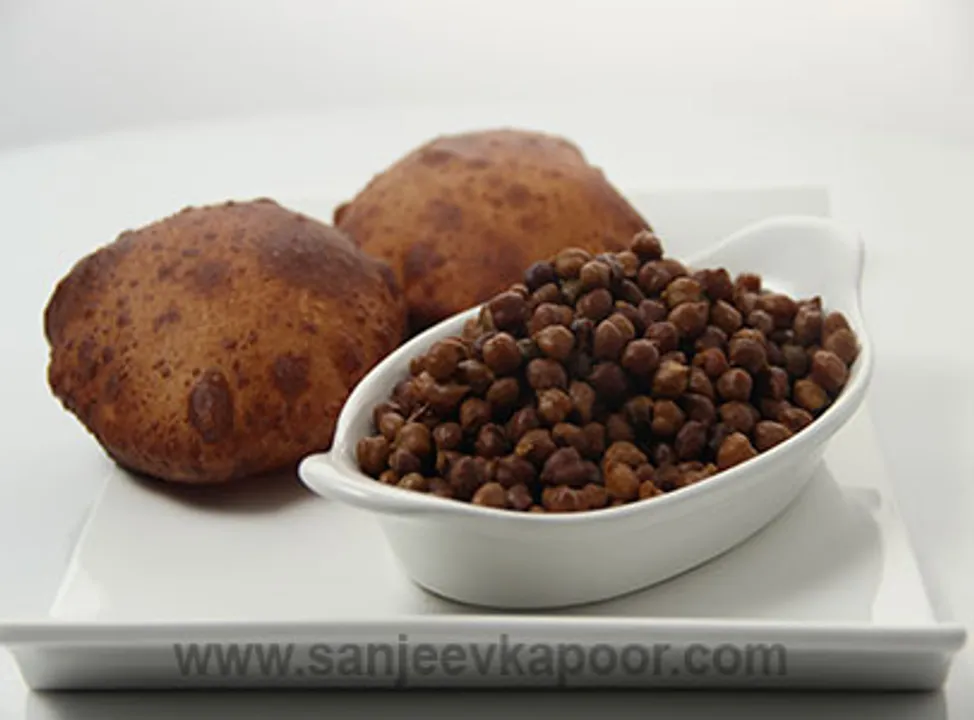 काले चने विद राजगिरा पूरी  