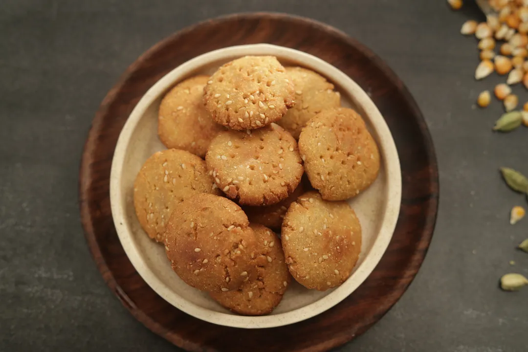 Makki Ki Meethi Mathri - YT