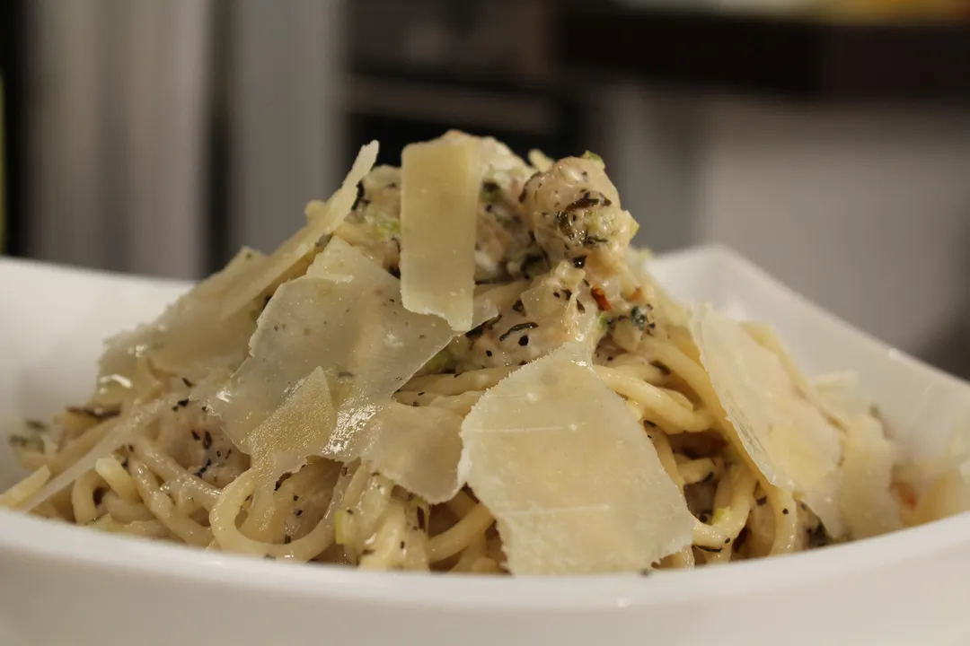 Spaghetti with Prawns in Leek and Tarragon Creamy Sauce - YT