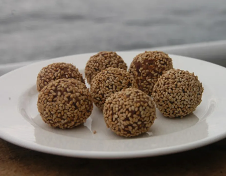 Date And Hazelnut Laddoo