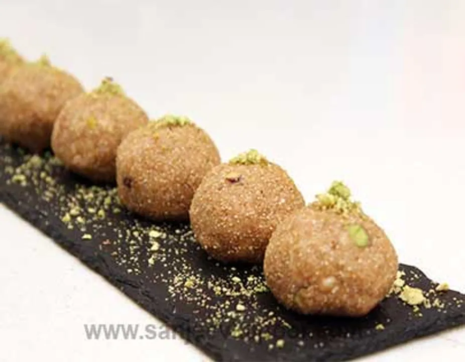 Atta aur Dink ke Laddoo