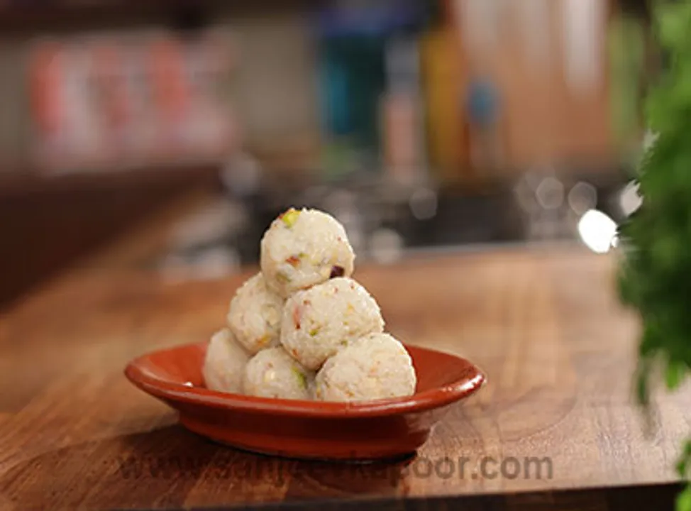 Instant Coconut Laddoo