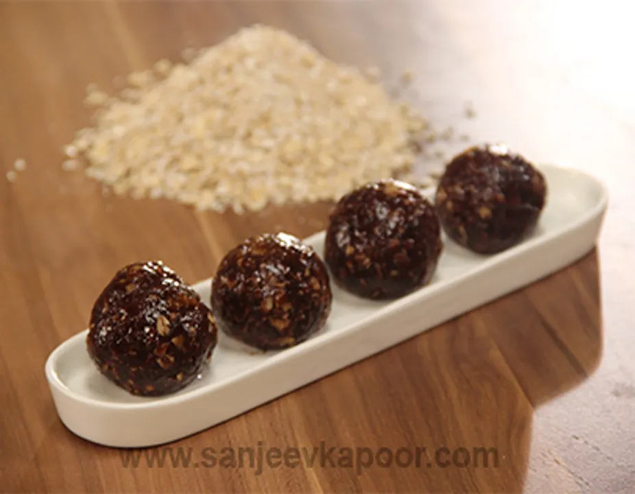 Khajur aur Chocolate Oats Laddoo