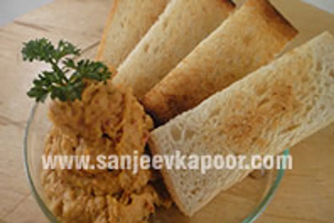 Garlic and Sundried Tomato Hummus 