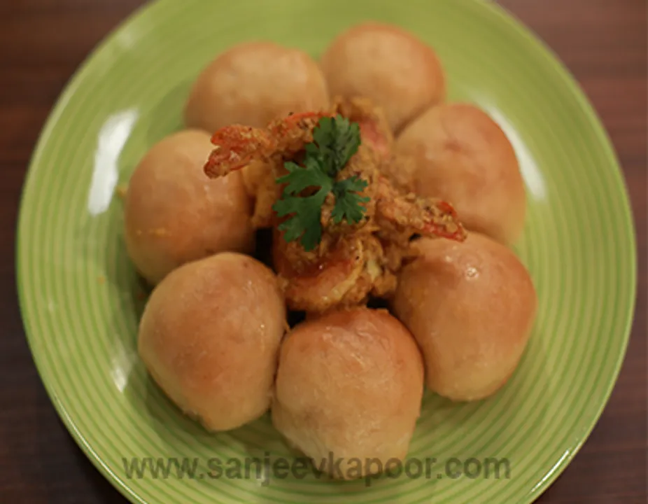 Pav with Chingri Maach