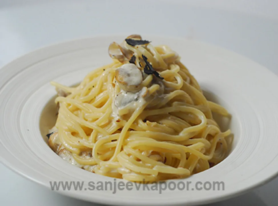 Spaghetti in Alfredo Truffle Sauce