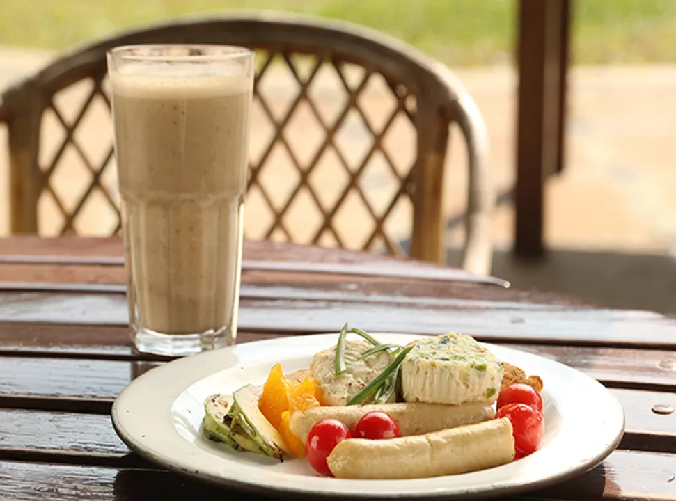 Steamed Eggs with Dates and Banana Smoothie - SK K