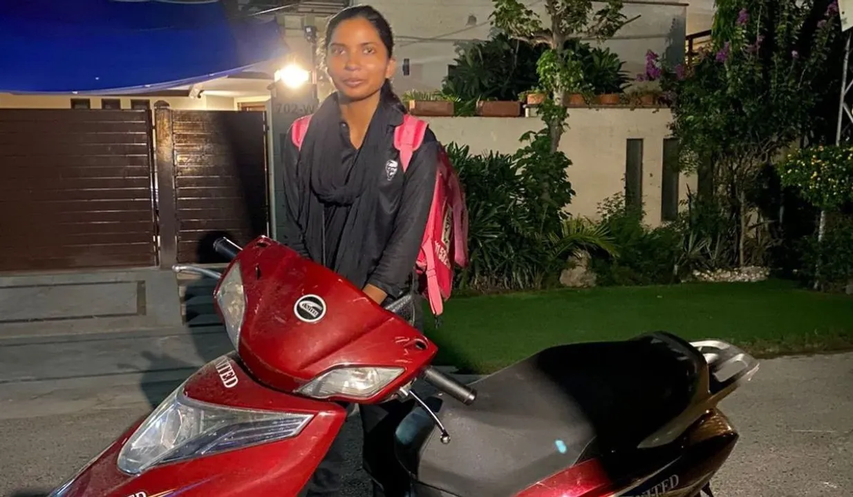 Pakistani Woman Delivery Agent