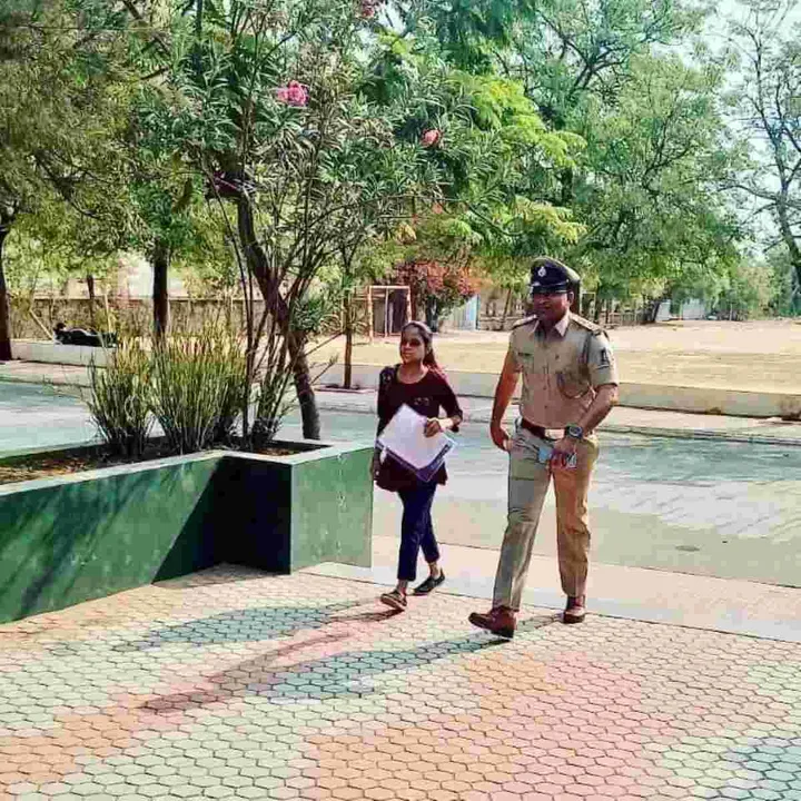 Gujarat Police Officer Helps Girl Reach Exam Center