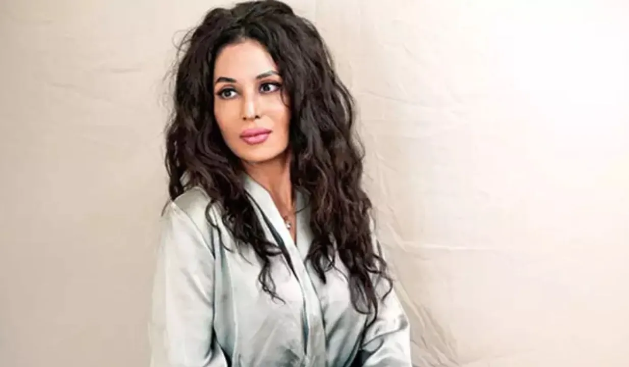 Who Is Mreenal Deshraj