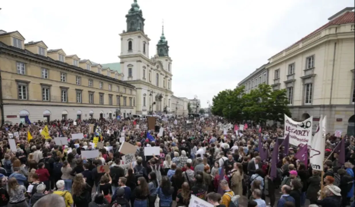 Protesters Call Out Poland's Abortion Law After Pregnant Woman Dies