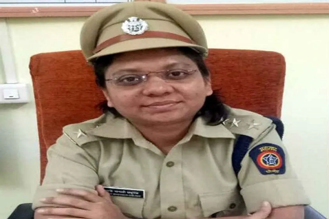 woman cop fake cases