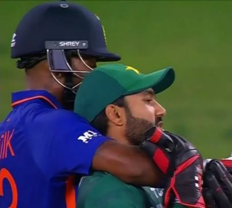 हार्दिक पांड्या ने मोहम्मद रिजवान के साथ की ऐसी हरकत की देखते रह गए लोग, तस्वीरें हुई वायरल