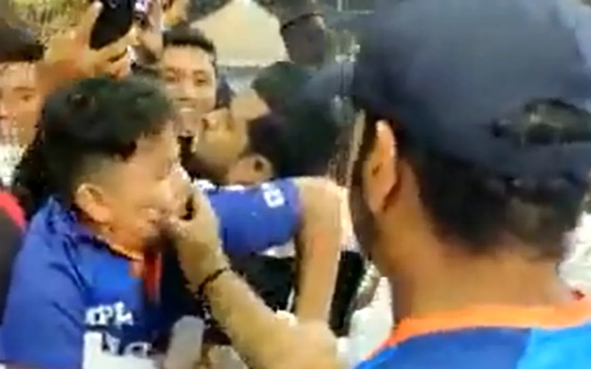 VIDEO: 'मोटे-मोटे गाल हैं तेरे', रो रहे नन्हे प्रशंसक पर कप्तान रोहित शर्मा ने कुछ यूं लुटाया प्यार