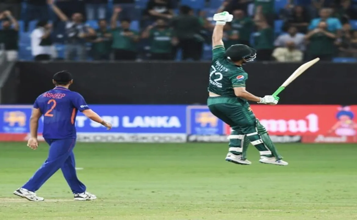 IND vs PAK: कोहली की पारी हुई बेकार, पाकिस्तान ने 5 विकेट से भारत को हराया