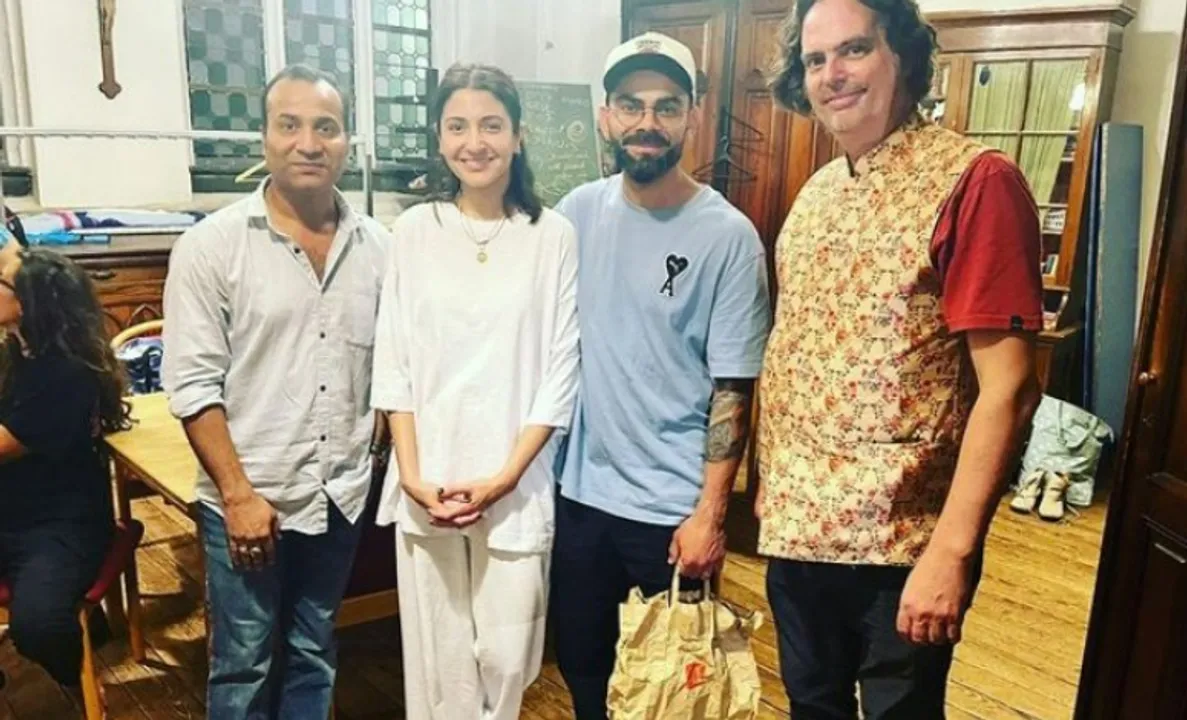 Virat Kohli and Anushka Sharma with fans