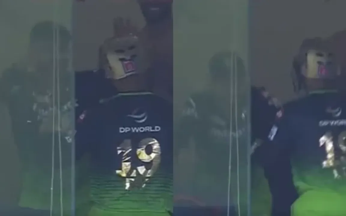 Virat Kohli bowing down to Dinesh Karthik. (Photo Source: Twitter)