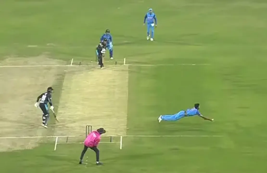 VIDEO: वाशिंगटन सुंदर ने अपनी ही गेंद पर पकड़ा हैरतअंगेज कैच, बिना खाता खोले ही मार्क चैपमैन को भेजा पवेलियन