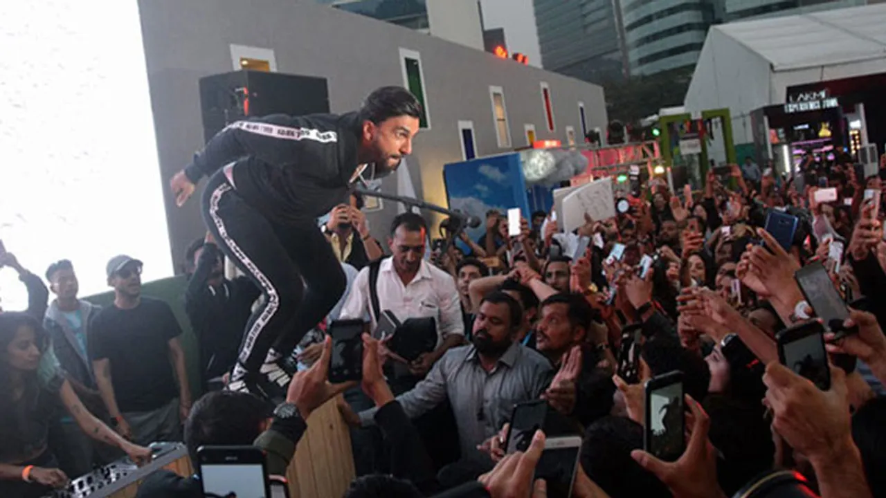 Ranveer Singh crowd dive
