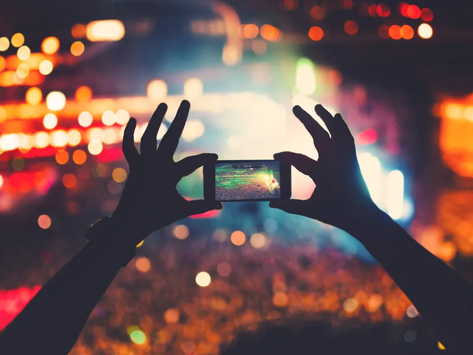 [Infographic] 2.76x more videos uploaded on Facebook during Diwali